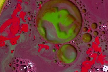 mor arkaplanda üç büyük yeşil baloncuk ve bir sürü küçük baloncuk