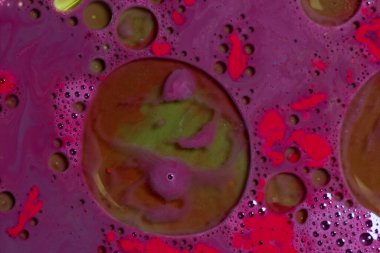 mor arkaplanda üç büyük yeşil baloncuk ve bir sürü küçük baloncuk