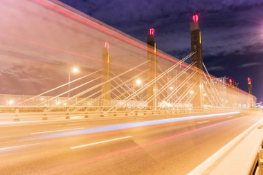 Gece trafiği köprüsü, uzun süreli trafik ışıkları nakliyesi.