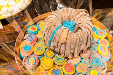 Renkli marmelat bandı güzel istiflenmiş makro şeker kutusunda.