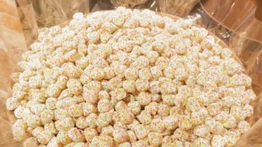 Renkli marmelat güzel istiflenmiş makro şeker kutusunda.