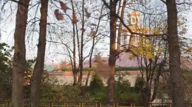 Çin Pagoda 'sı, gün batımında bir parkta Çin köyünün simgesi.