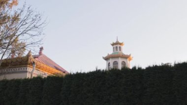 Gün batımında bir parkta Çin Pagoda 'sı. Çin köyü doğası.