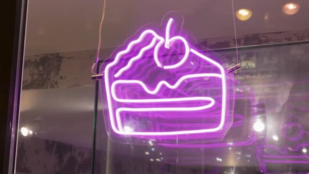 Neon Kawiarnia Znak Ciasto Fioletowy Signboard Party Noc Symbol Gablota — Wideo stockowe