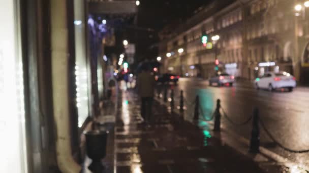 雨の夜市の交通車の傘の反射低下と歩行者 — ストック動画