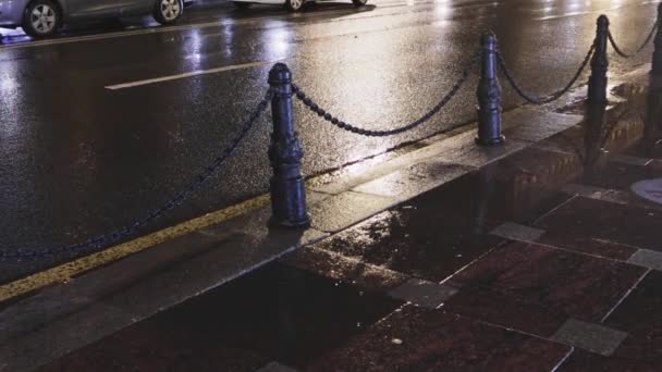 Noite chuvosa carros de trânsito da cidade pedestres com reflexo guarda-chuvas — Vídeo de Stock