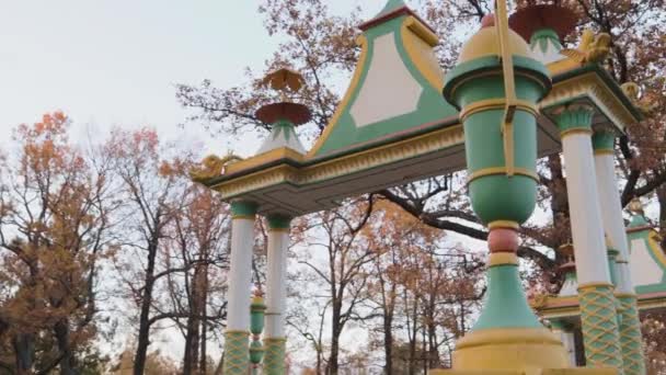 Bro i kinesisk stil drakar och pagoda arkitektur höst landskap — Stockvideo