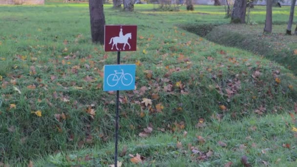 Signalisation routière circulation à cheval et à vélo symbole de prudence — Video