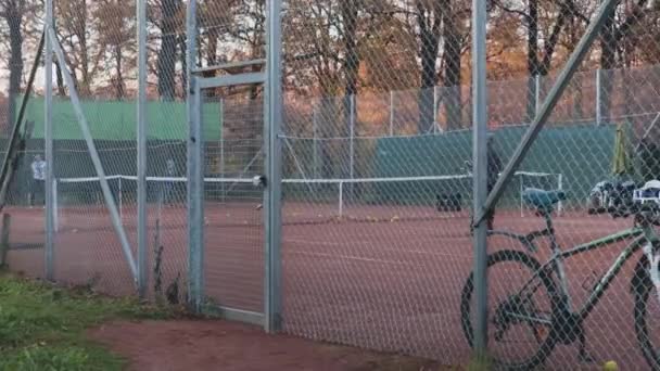 Uomo maturo giocatore nel campo da tennis stile di vita attivo bici — Video Stock