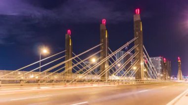 Zaman ayarlı Gece trafik köprüsü. Araç hattı ışıklarına uzun süre maruz kalma şehir manzarası 4k