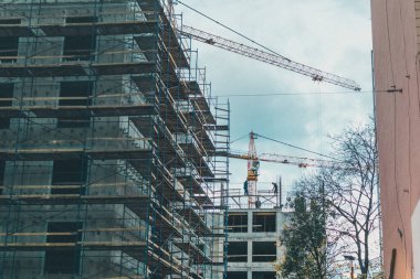 İnşaat işçileri ve vinç geliştirme, proje mühendisliği endüstrisi inşa etti.