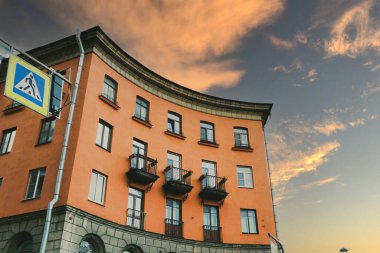 Yarı dairesel şekil, alışılmadık mimari geometrik sanat gökyüzü bulutu renkli