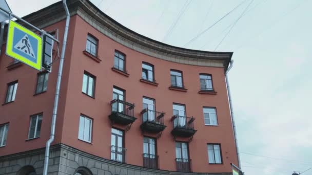 Polokruhový Tvar Budova Neobvyklá Architektura Geometrické Umění Nebe Mrak Barevné — Stock video