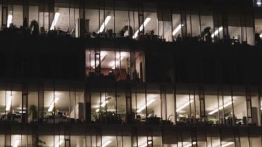 Bir ofis inşaatının pencereleri geceleri finans sektörü işkolik iş