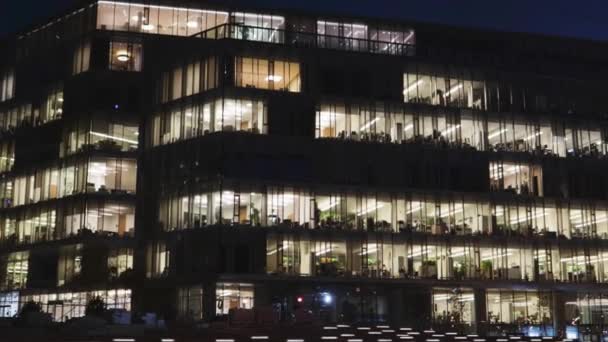 Вікна Офісної Будівлі Бізнес Фінансові Нічний Час Роботи — стокове відео