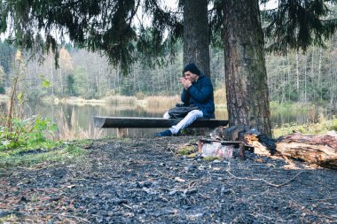Ormanda duraklayan gezgin dondurucu soğukta, sıcak vahşiliğe ihtiyaç duyar.