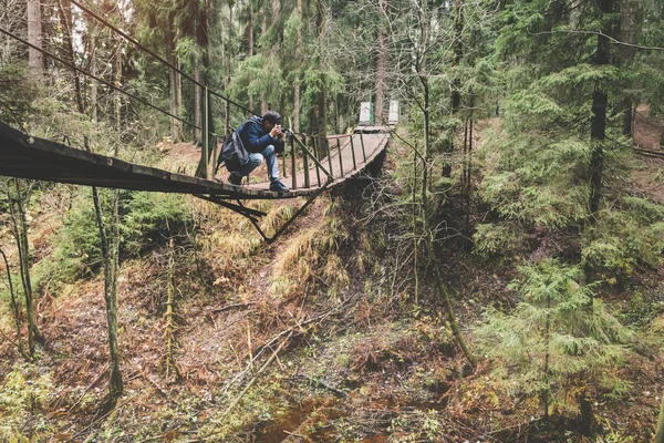 Fotograf Cestující Visutém Mostě Lese Divoká Extrémní Cesta Příroda — Stock fotografie