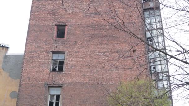 Desalojado Abandonado Edificio Varios Pisos Demolición Desarrollo Fachada Pared Ladrillo — Vídeos de Stock