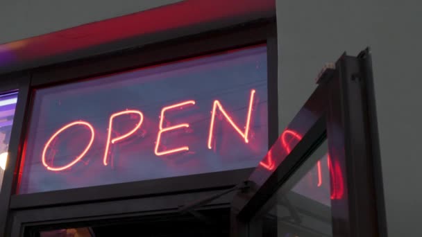 Neon Znamení Otevřené Ulice Vitríny Dveře Červené Světlo Vítání Záře — Stock video