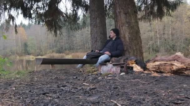 Trött Resenär Ung Kille Ett Stopp Skog Sjö Läger Sömn — Stockvideo