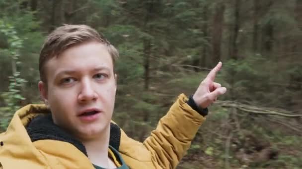 Video Blogger Wilde Reiziger Het Bos Verkennen Natuur Verhalen Vertellen — Stockvideo