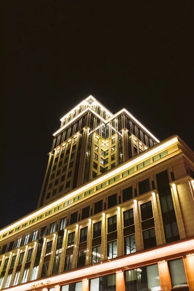Yüksek Teknoloji Mimari Gece Aydınlatma Kulesi Geometri Gökdeleni Lüks Şehir — Stok fotoğraf