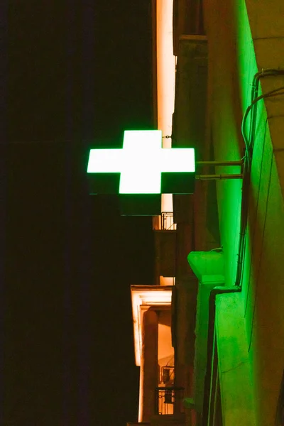 Πράσινο Σταυρό Φαρμακείο Στον Τοίχο Του Νοσοκομείου Κτίριο — Φωτογραφία Αρχείου
