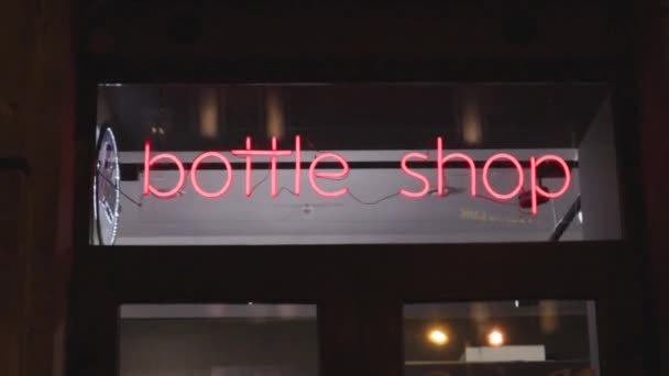 Neon Znak Butelka Sklep Bar Wino Piwo Wyprzedaż Gablota Listów — Wideo stockowe