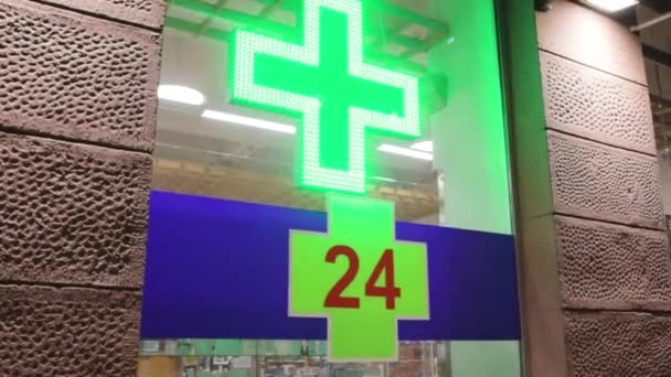 薬局のクロス24薬の時間は症状薬の化学者を助けます — ストック動画