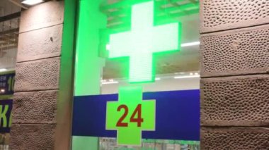24 saat ilaç tedavisi gören eczane, semptomların kimyager tarafından kontrol edilmesine yardımcı oluyor.