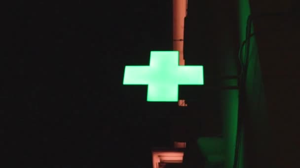 Πράσινο Σταυρό Φαρμακείο Στον Τοίχο Του Νοσοκομείου Κτίριο — Αρχείο Βίντεο