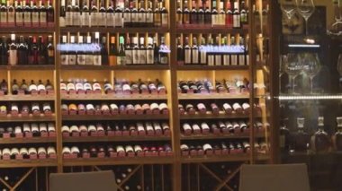 Şarap kadehleri deposunda nadir bulunan üzüm çeşitleri lüks içecekler.