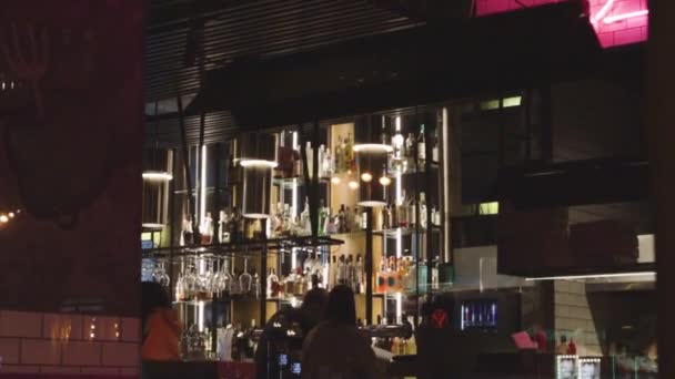 Paar Zitten Een Weekend Bar Restaurant Liefde Chill Ontspannen — Stockvideo