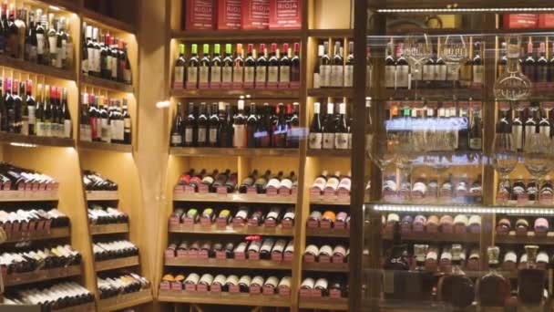 Copas Vino Tienda Almacén Variedades Uva Raras Colección Lujo Bebidas — Vídeos de Stock