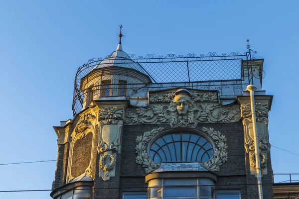 Telhado Uma Casa Com Uma Torre Estilo Arquitetônico Fasade Moderno — Fotografia de Stock