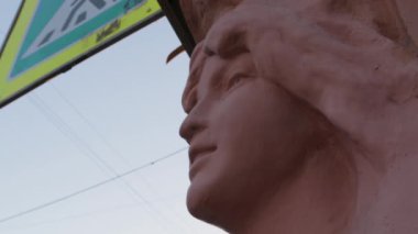 Bina, kadın büstlerinin mimari klasiğinin yüksek rahatlama kompozisyonlarıyla süslenmiş.
