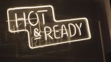 Neon levhası sıcak ve fast food yemeye hazır.