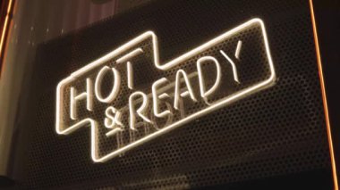 Neon levhası sıcak ve fast food yemeye hazır.