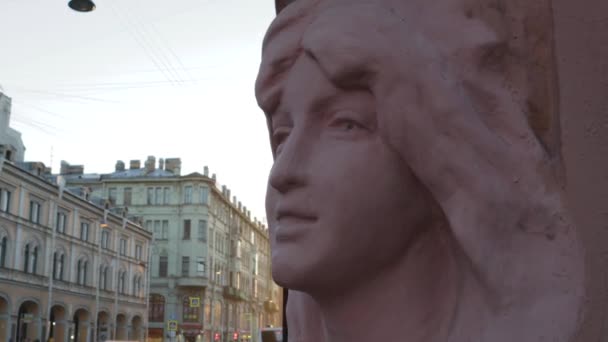 Gebäude Ist Mit Hochreliefartigen Kompositionen Weiblicher Büsten Klassizismus Dekoriert — Stockvideo