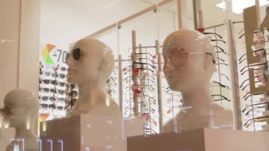 Salon optikleri ayakta duruyor gözlük sahte kafa indirimi indirimi ilacı ve sağlık düzeltmesi