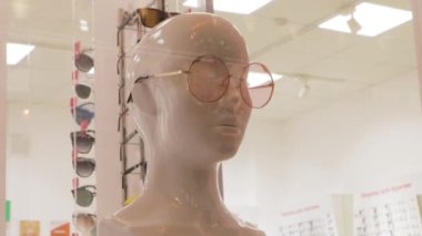 Salon optikleri ayakta duruyor gözlük sahte kafa indirimi indirimi ilacı ve sağlık düzeltmesi