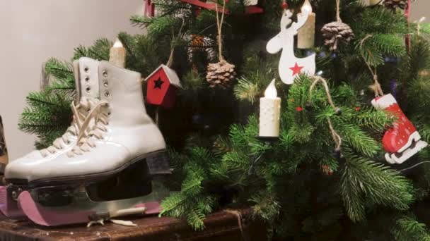 Новорічний Різдвяний Декор Свічки Подарунки Ковзани Зимові Види Спорту — стокове відео