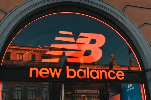 Yeni denge logosu ayakkabı mağazası Kara Cuma satış pazarı