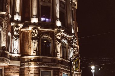Sütunlu ve çıplak kadın figürlü bina mimari tarzı aydınlatma gecesi 