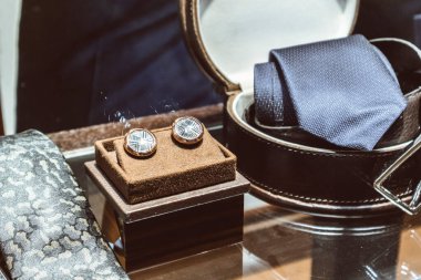 Erkek aksesuarları kol düğmeleri papyon kelebek gömleği lüks düğün modası.