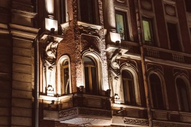 Sütunlu ve çıplak kadın figürlü bina mimari tarzı aydınlatma gecesi 