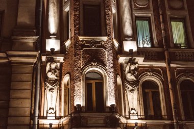 Sütunlu ve çıplak kadın figürlü bina mimari tarzı aydınlatma gecesi 