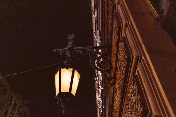 Vintage Lanterna Rua Retro Cidade Noite Europa Edifício História Lâmpada — Fotografia de Stock