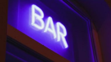 Neon bar tabelası vitrin parlak mavi reklam kulübü gecesi