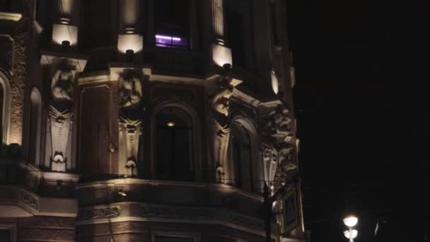 有柱子和裸体妇女雕像的建筑物建筑风格照明之夜 — 图库视频影像